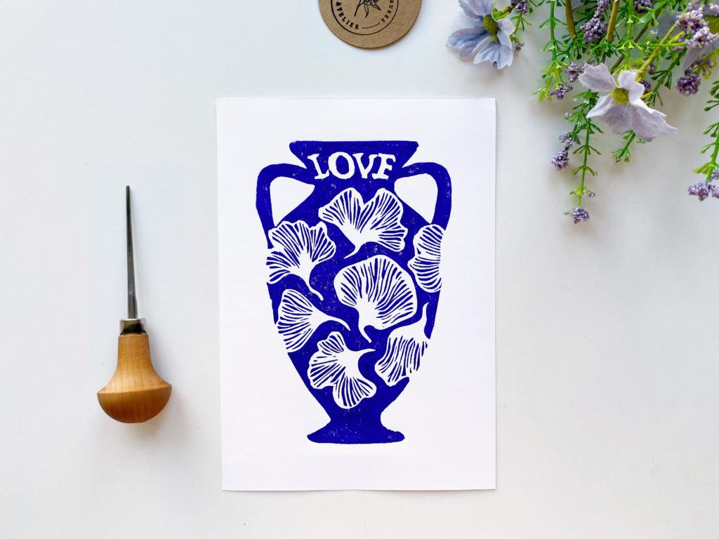 Carte vase antique faite en linogravure - originale et unique - impression faite à la main - Affiche format A5 - De couleur bleu